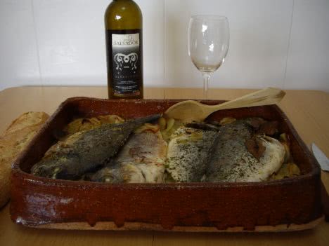 asadera rectangular con pescado