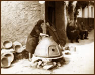 Alfarera haciendo un horno en la calle