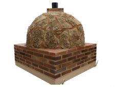 HORNO DE LEÑA CUADRADA ESQUINADA EN PIEDRA MEDITERRANEA EMBOCADURA LADRILLO CUERO TOSTADO